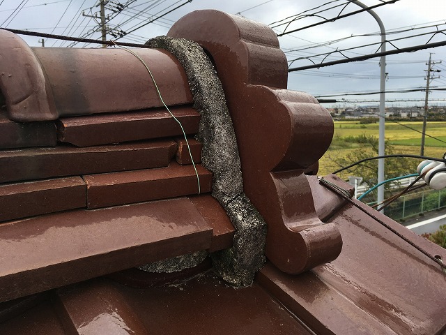 鬼瓦の裏の漆喰